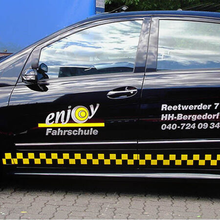 Fahrzeugwerbung: Teilbeschriftung einer Fahrschule.  Produziert von DIE2 Werbung+Marketing aus Quickborn.