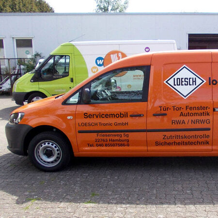Fahrzeugwerbung: Teilverklebung eines Transporters.  Produziert von DIE2 Werbung+Marketing aus Quickborn.